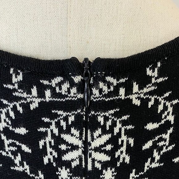 Black And White Design Sweater Dress - Picture 3 of 7